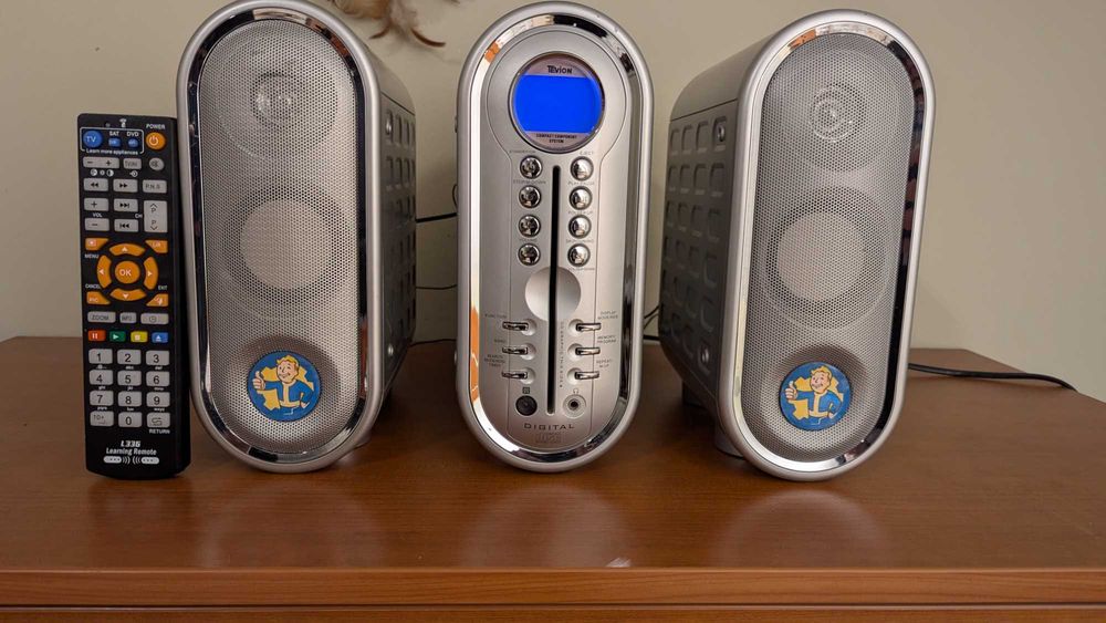 Futurystyczny zestaw audio z pilotem, jak z serialu „Fallout”