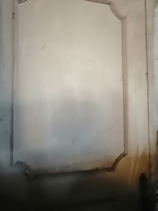 Portas uma em branco outra mogno maciça.