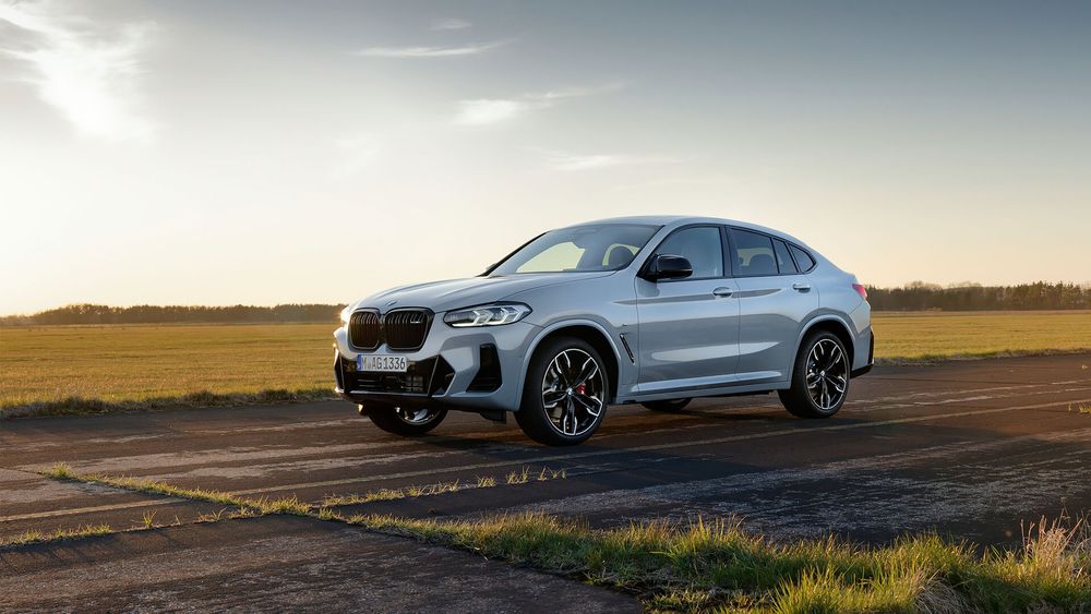 BMW X4 białe z lewej strony od przodu