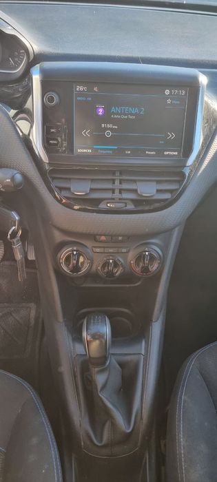 Carro Peugeot 208