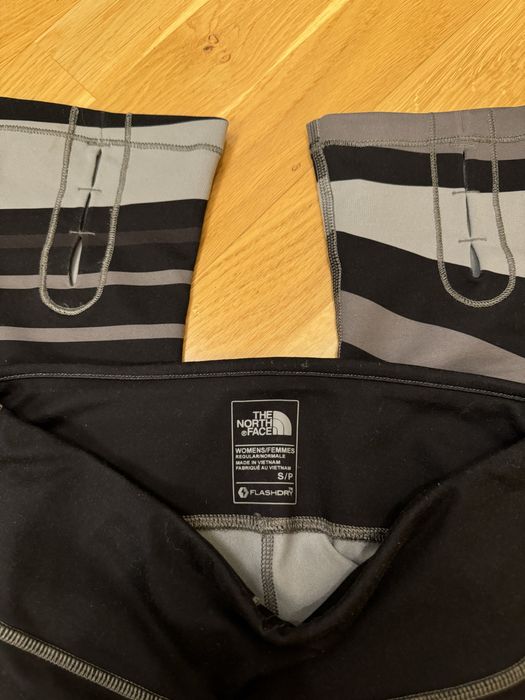 Sportowe Leginsy 3/4 w paski The North Face