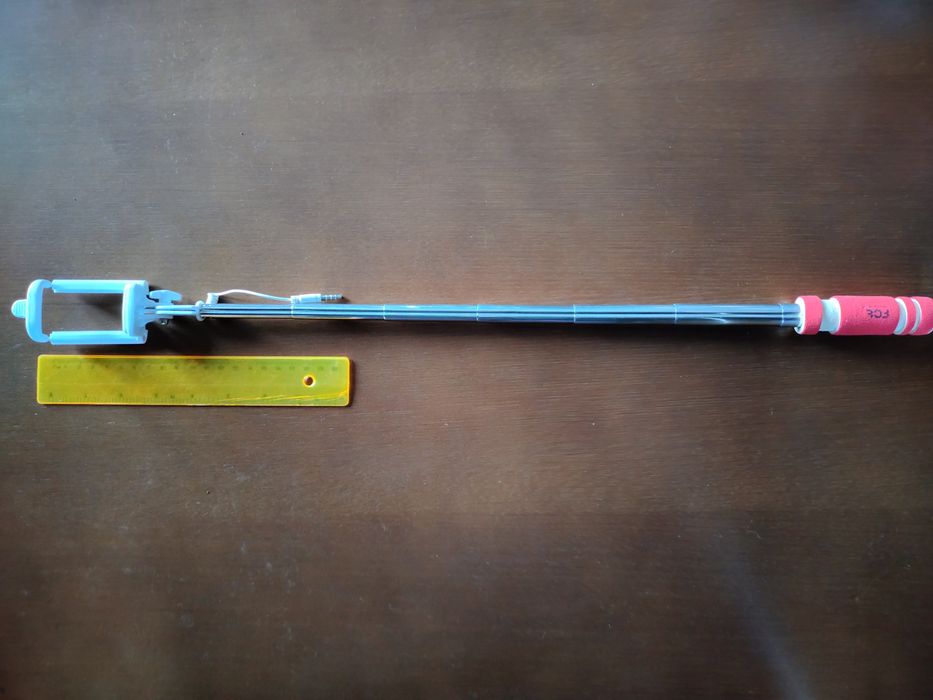 Selfie Stick vermelho e branco para telemóvel