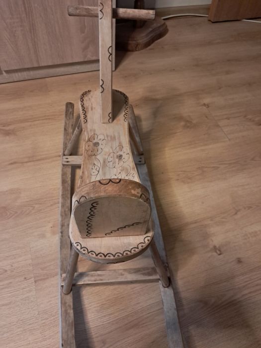 Drewniany konik na biegunach