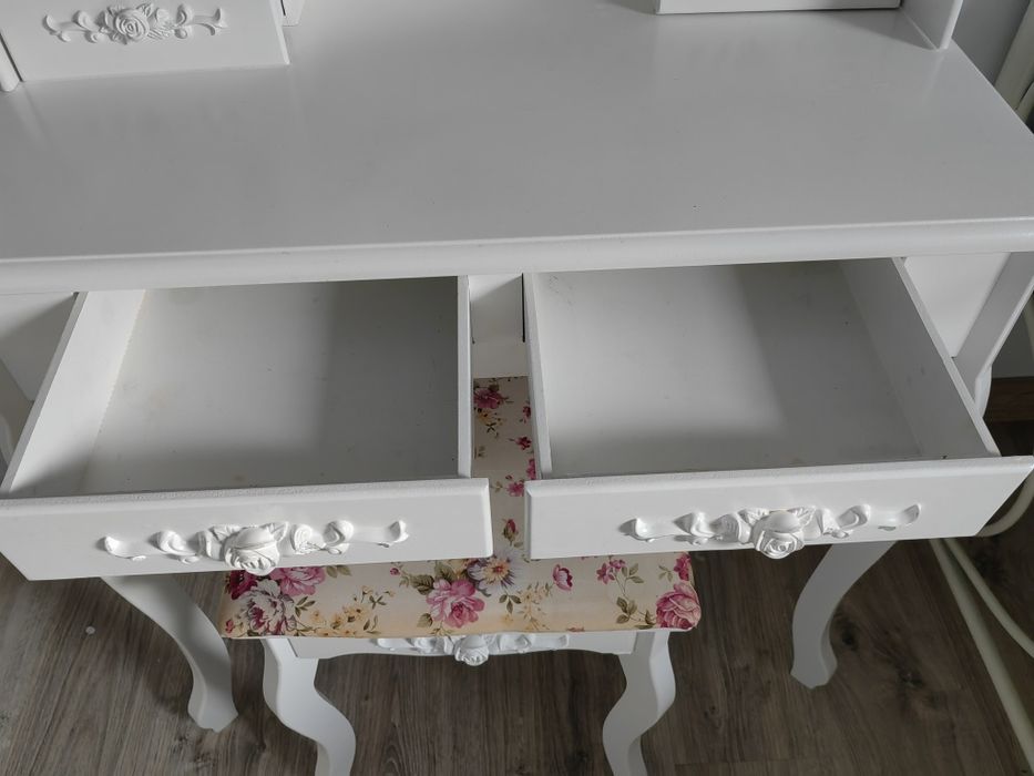 Sprzedam toaletkę z lustrem