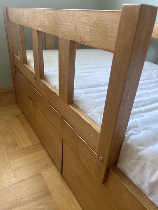 Bukowe łóżko dziecięce 160x80 z bezpieczną barierką