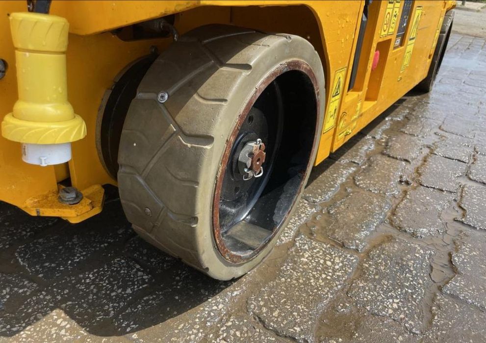 JCB S1930E 8m Electric Scissor Lift