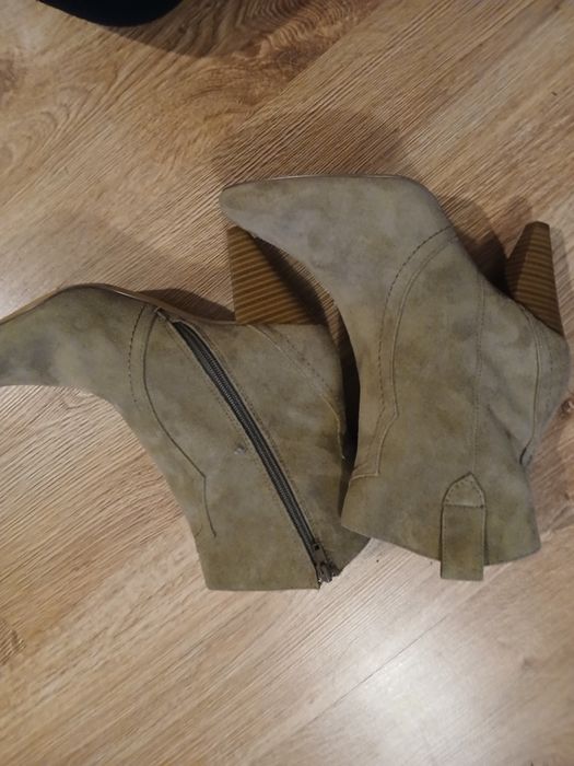 Bori,, piekne zamszowe botki na obcasie, rozm 41.