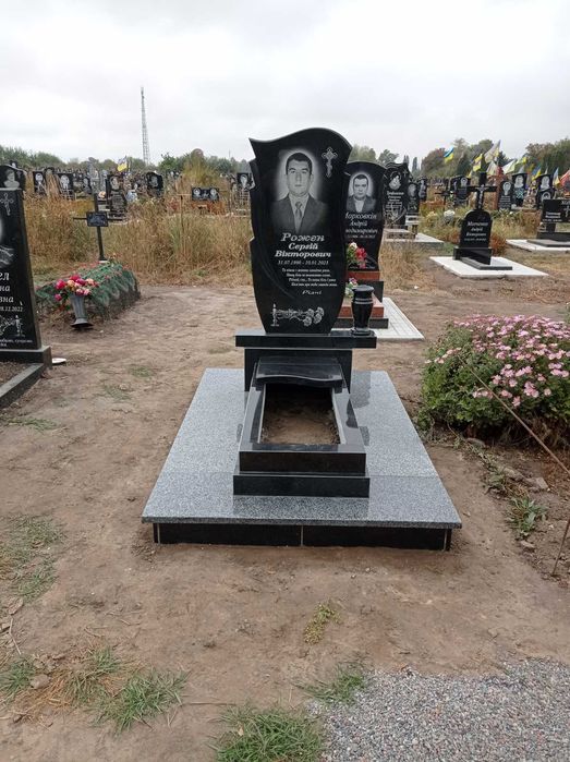 Гранитные памятники из гранита на могилу, кладбище Остер и рядом