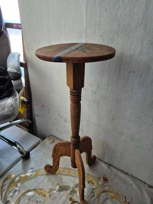 Декоративний столік-підставка на одній ножці із трьома опорами