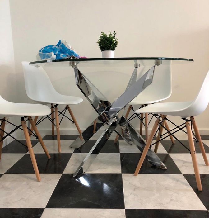 Mesa de sala e cadeiras