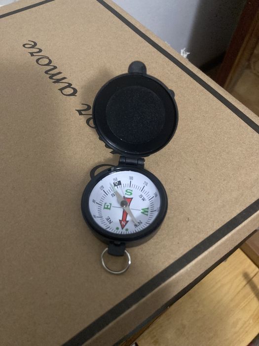 Bússola fixador quadros poupa senhorios porta canetas