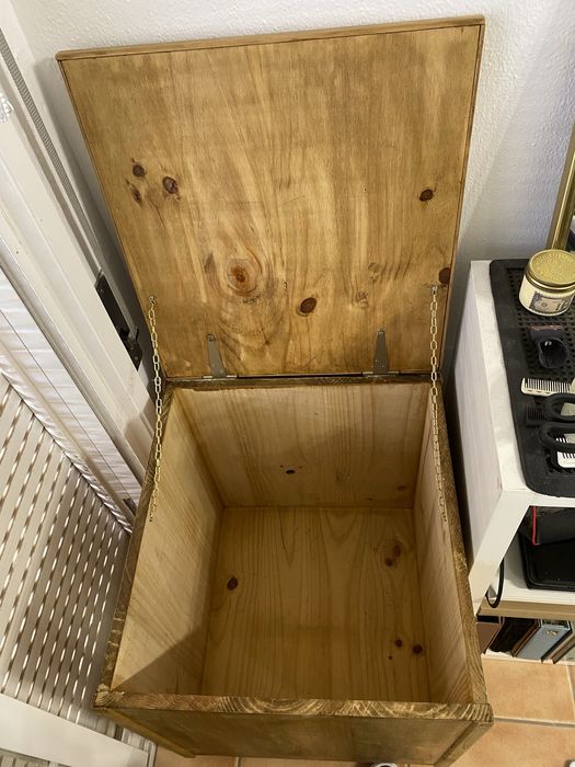 Bau de madeira grande