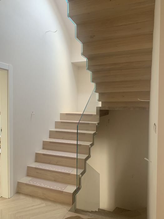 Schody dębowe na beton + balustrady – szybka wycena