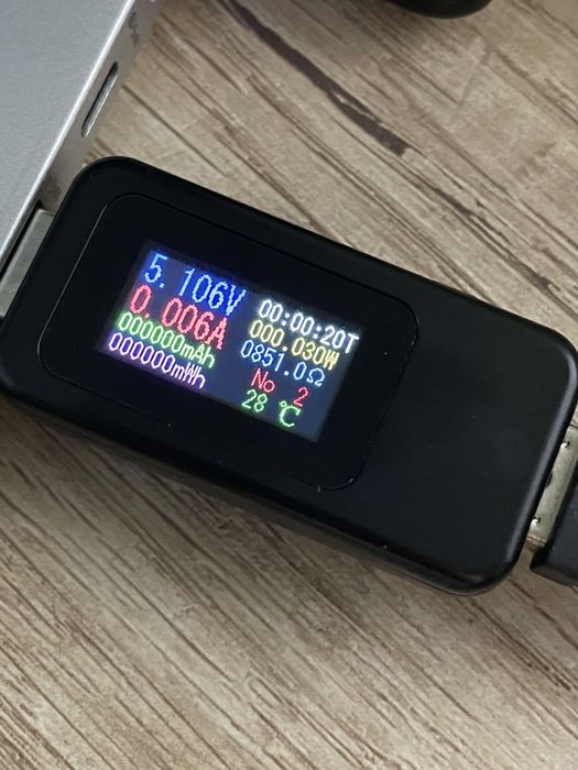 USB тестер с поддержкой протоколов быстрой зарядки.
