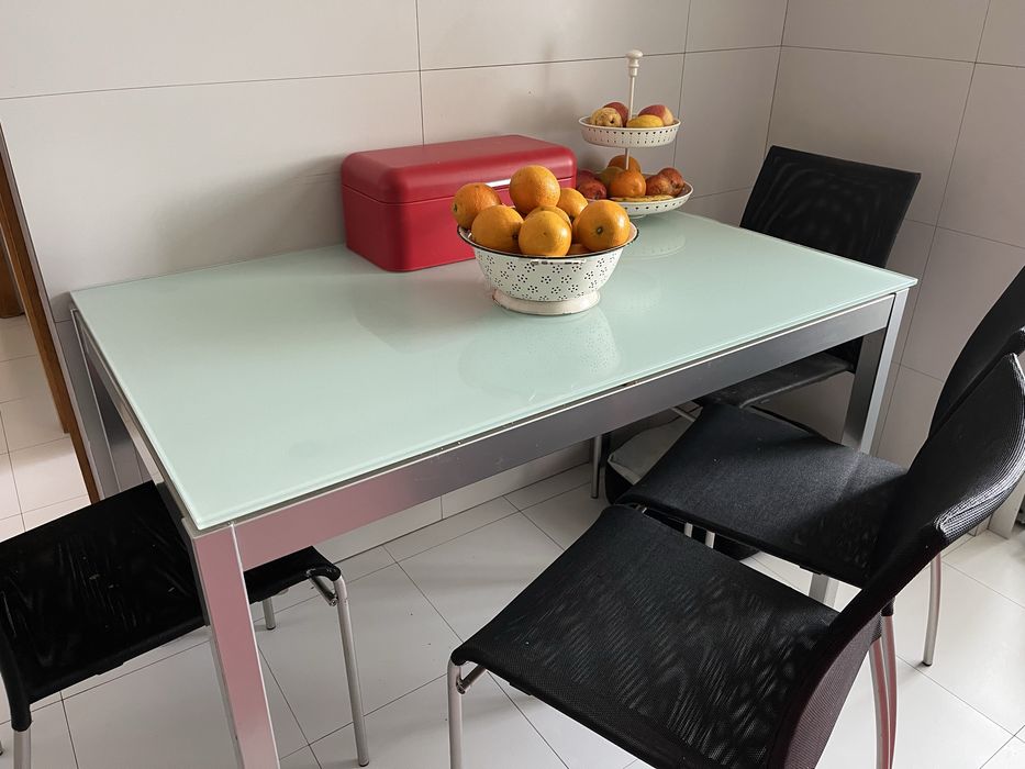Mesa cozinha e quatro cadeiras