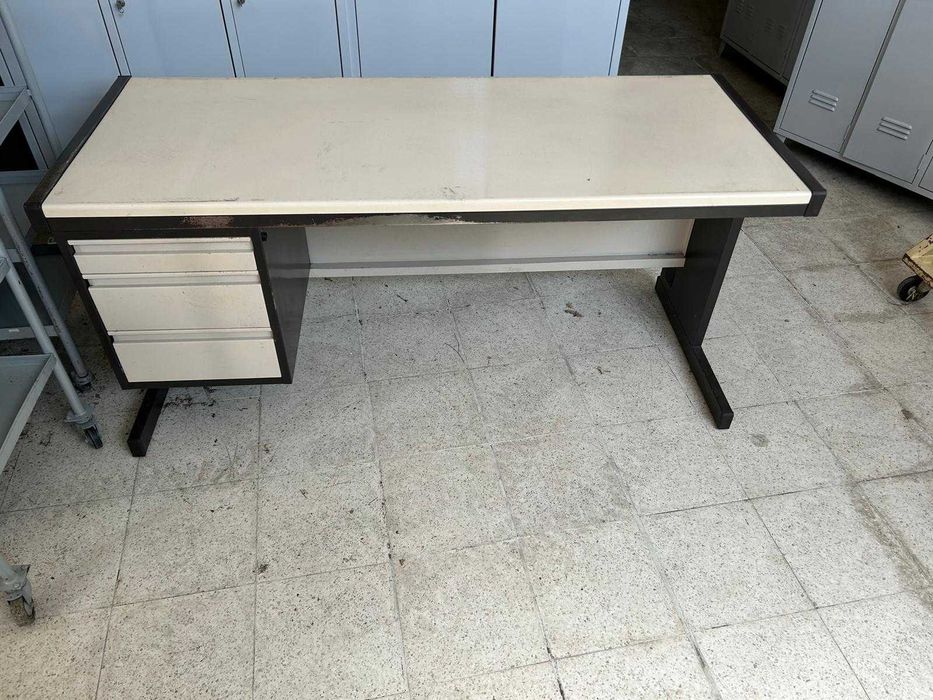 Secretárias em metal com gavetas - 120€ CADA
