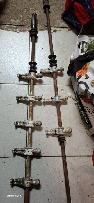 Vários varões com matraquilhos