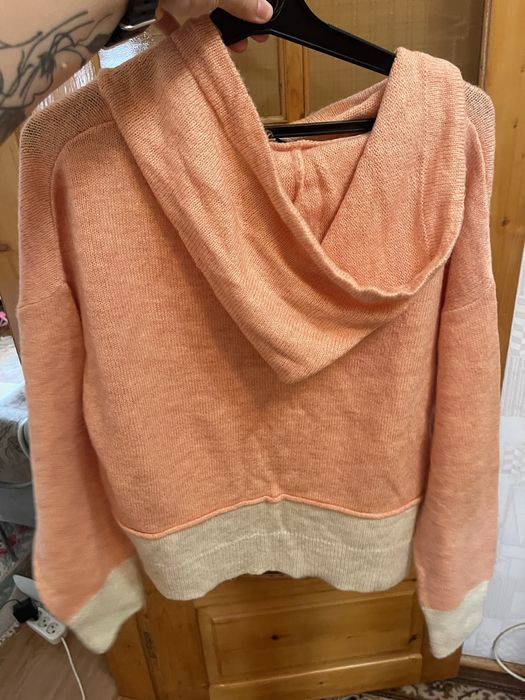 Жіночий в’язаний светр