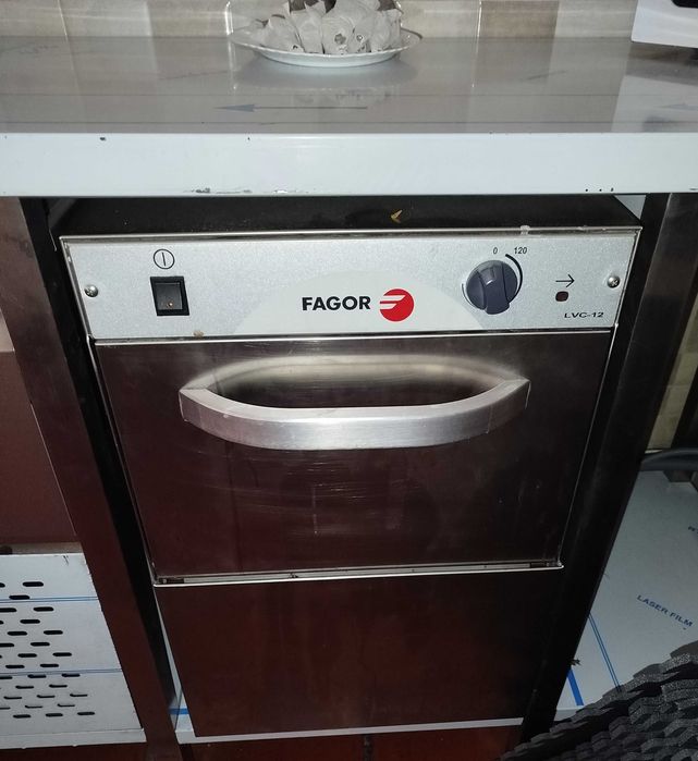 Máquina de lavar chávenas e copos