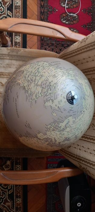 Profesjonalny piękny globus geograficzny.