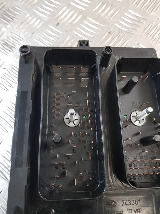 Skrzynka Bezpieczników 13206748 Opel Astra H 1.9D 07R-