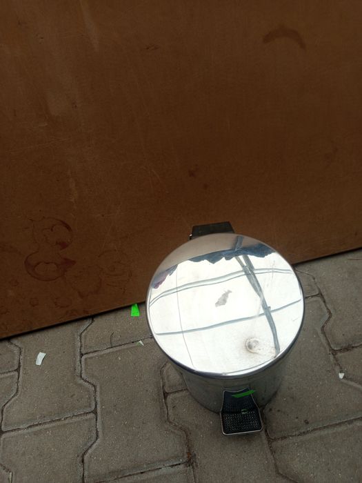 Kosz na śmieci z pedałem
