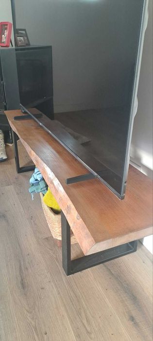 Mesa suporte TV com pés de metal e tampo em madeira rústica