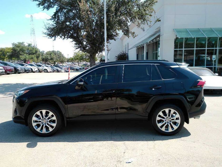 Toyota RAV4 XLE Premium      2024