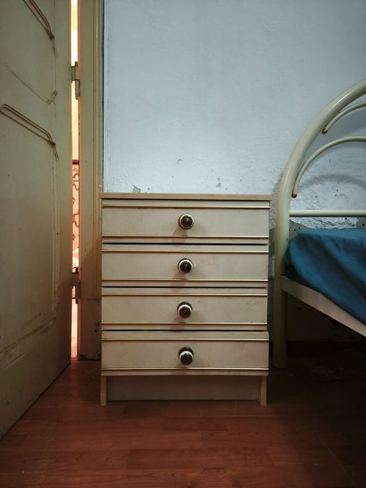 Cama metálica branca com conjunto