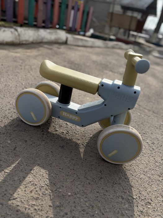 Дитячий толокар unicorn happy з музикою та підсвіткою від 1 року жовто-блакитний