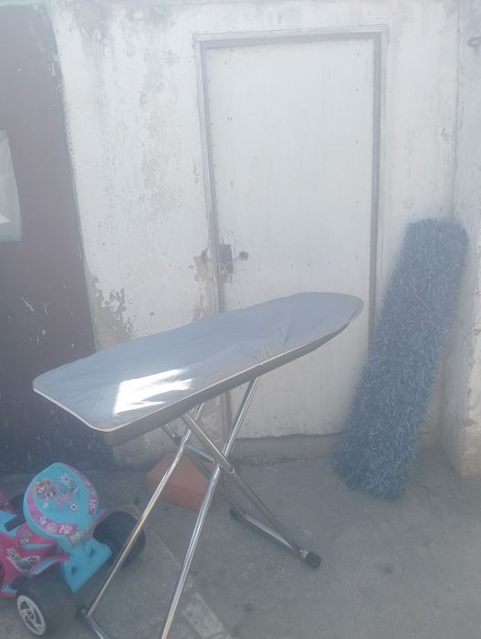 Três tábuas de passar a ferro em bom estado