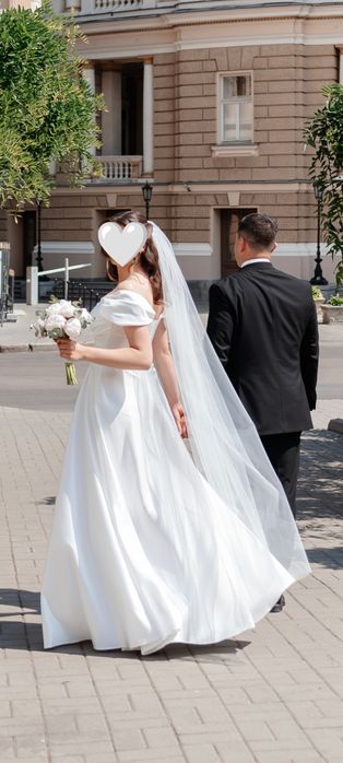Весільна атласна сукня