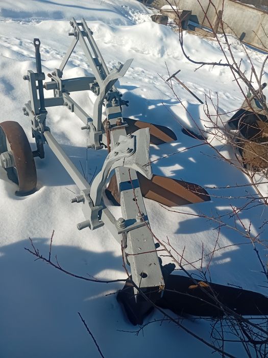 Плуг трьох корпусний