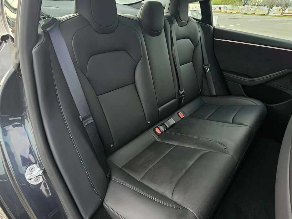 Tesla Model 3 Long Range      2025