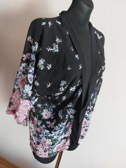 kimono narzutka czarna w kwiaty cienki delikatny sweterek narzutka m l