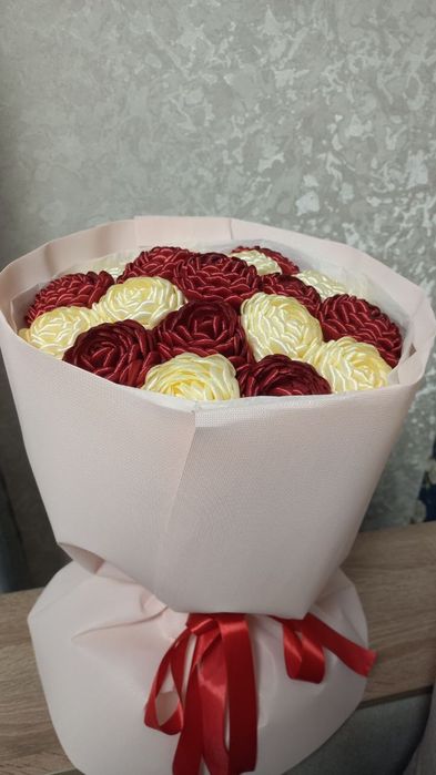 Квіти та букети з атласних стрічок ручної роботи