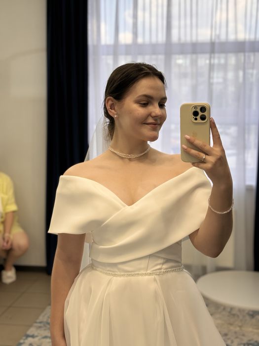 Весільна сукня зі шлейфом