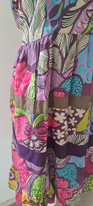 Vestido de alças curto com padrão colorido