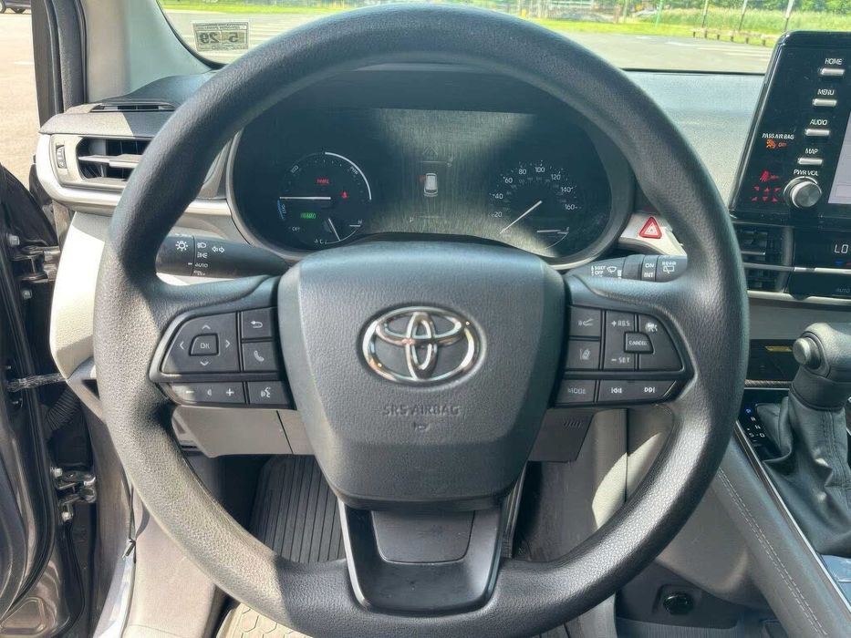 Toyota Sienna LE 8-Passenger      2024