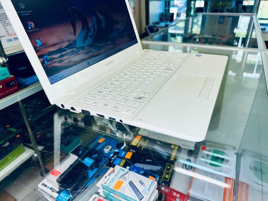 Laptop SAMSUNG 370R 15,6" biały 2117U 8GB 256GB Win 11