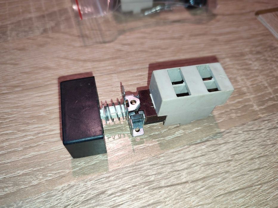 Przełącznik wyłącznik sieciowy ISOSTAT nowe 4 sztuki telewizora radia