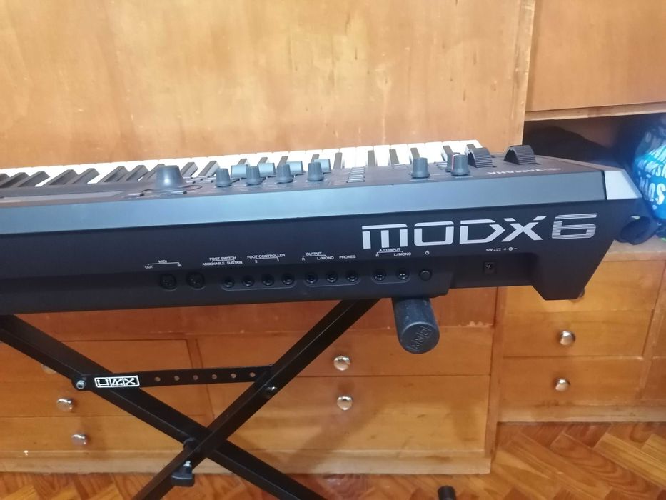 Sintetizador Yamaha MODX6 como novo