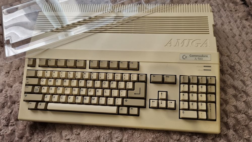 Amiga 500 z TV i dodatkami