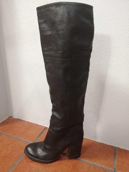 Botas cano alto em pele genuína