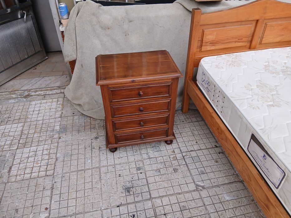 Cama solteiro pinho com mesinha e colchão