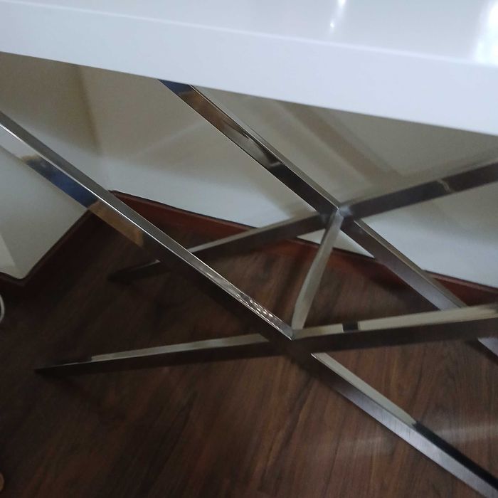 Consola lacado branco com pés em inox