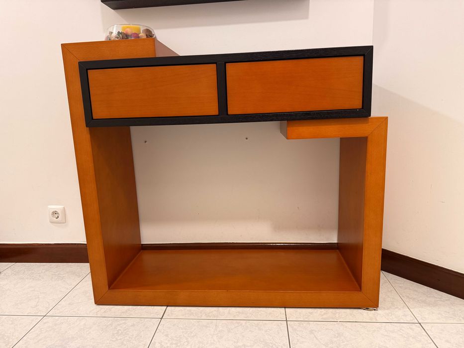 Consola e espelho de entrada