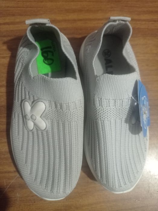 Продаю сапожки, кроссовки, босоножки, тапочки, макасины, р.26