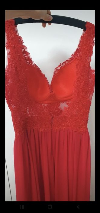 Czerwona długa wieczorowa sukienka z koronką