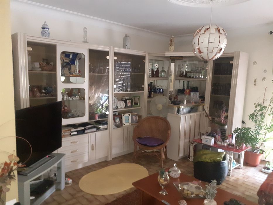 Móveis e motas entre outras coisas de interiores de casa